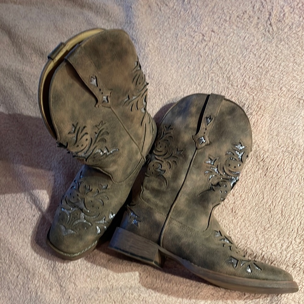 Cowboy boots size 8 womens